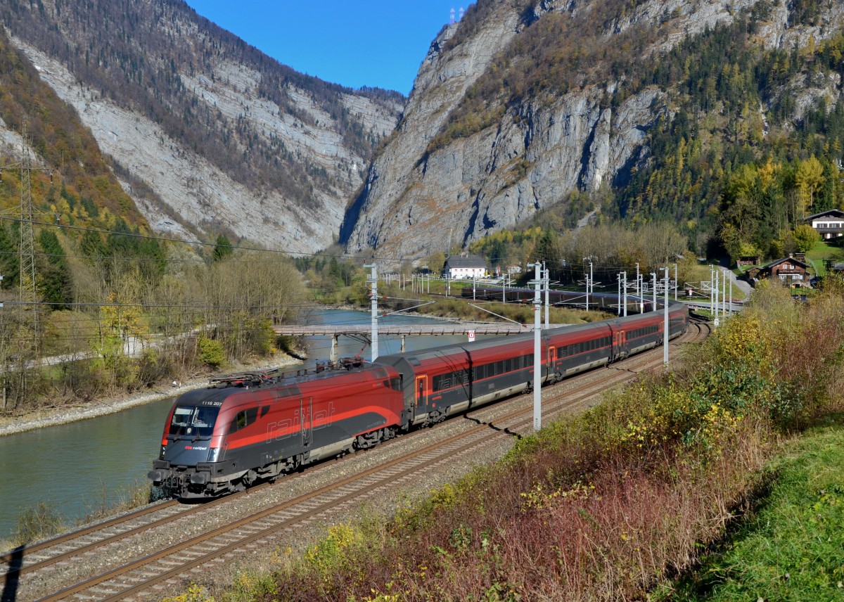 1116 207 mit einem umgeleiteten Railjet am 02.11.2014 bei Stegenwald. 