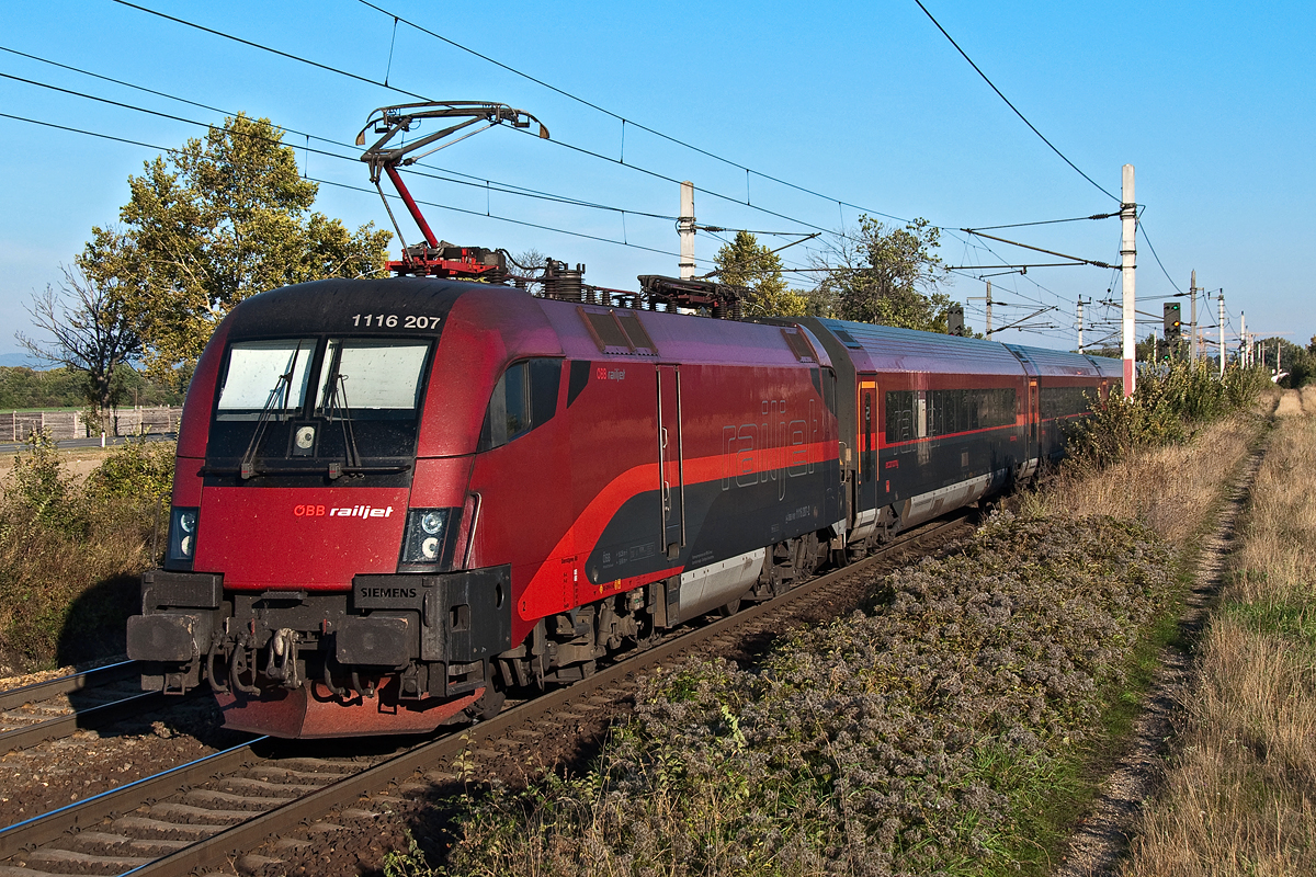 1116 207 schiebt den railjet 162 (Budapest keleti - Zrich) in Richtung Wien Meidling. Die Aufnahme entstand am 04.10.2013 kurz vor Himberg.