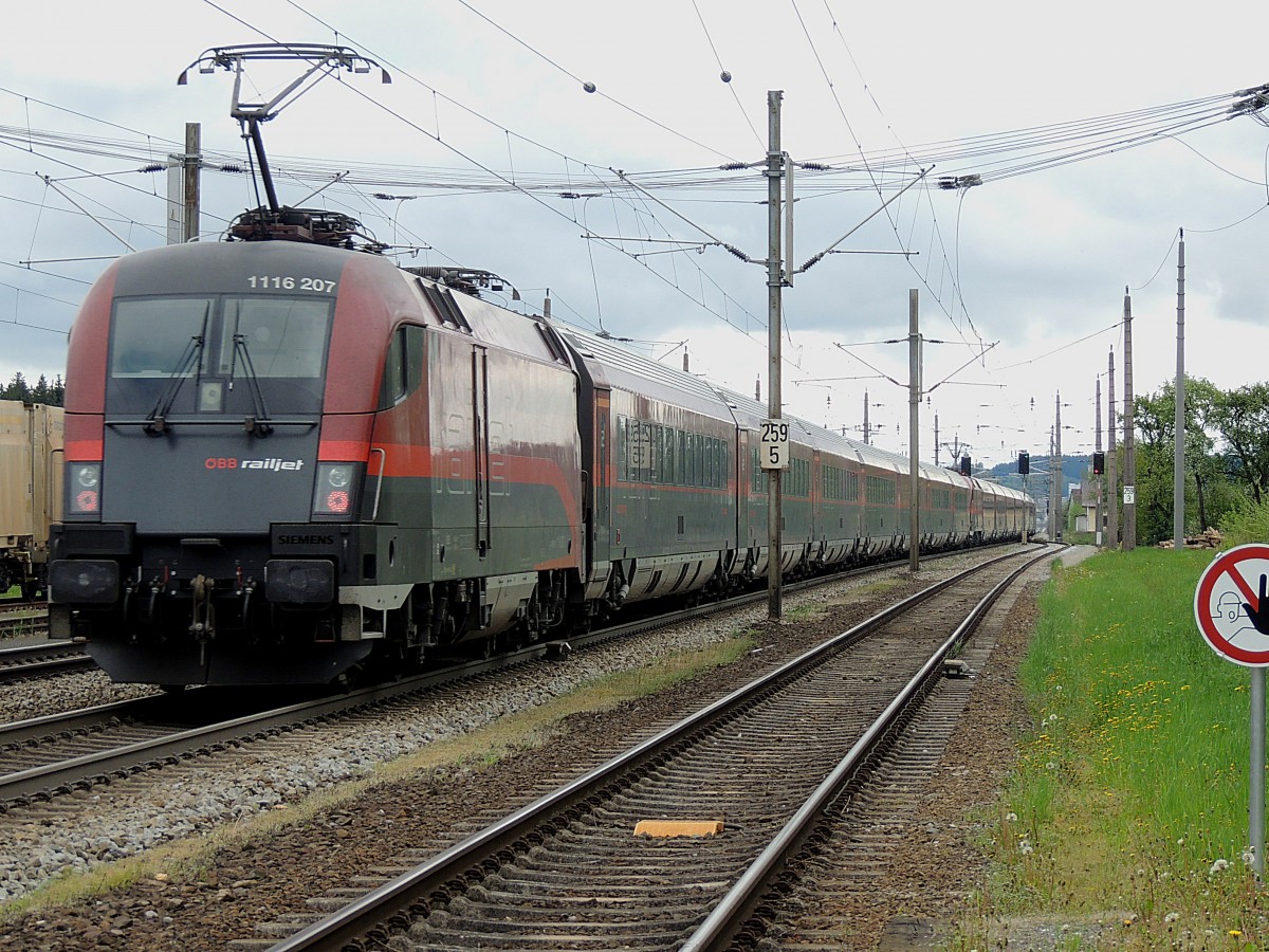 1116 207 schiebt RJ663  powered by Neue Mittelschule  durch den Bhf. Redl-Zipf in Richtung Linz; 140428