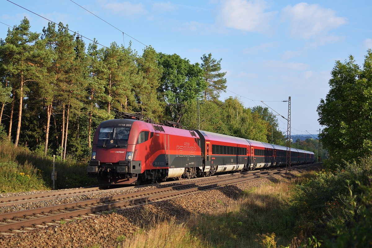1116 207 war am 15. September 2018 Zuglok von RJ 63 nach Budapest-Keleti. Hier befindet sich der Zug auf der Schwäbischen Alb bei Westerstetten.