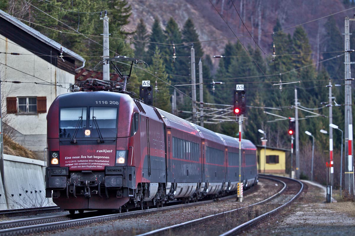 1116 208 fährt in Wald a/A mit einem RJ von Wien Hbf nach Zürich HB vorüber.Bild vom 21.12.2016