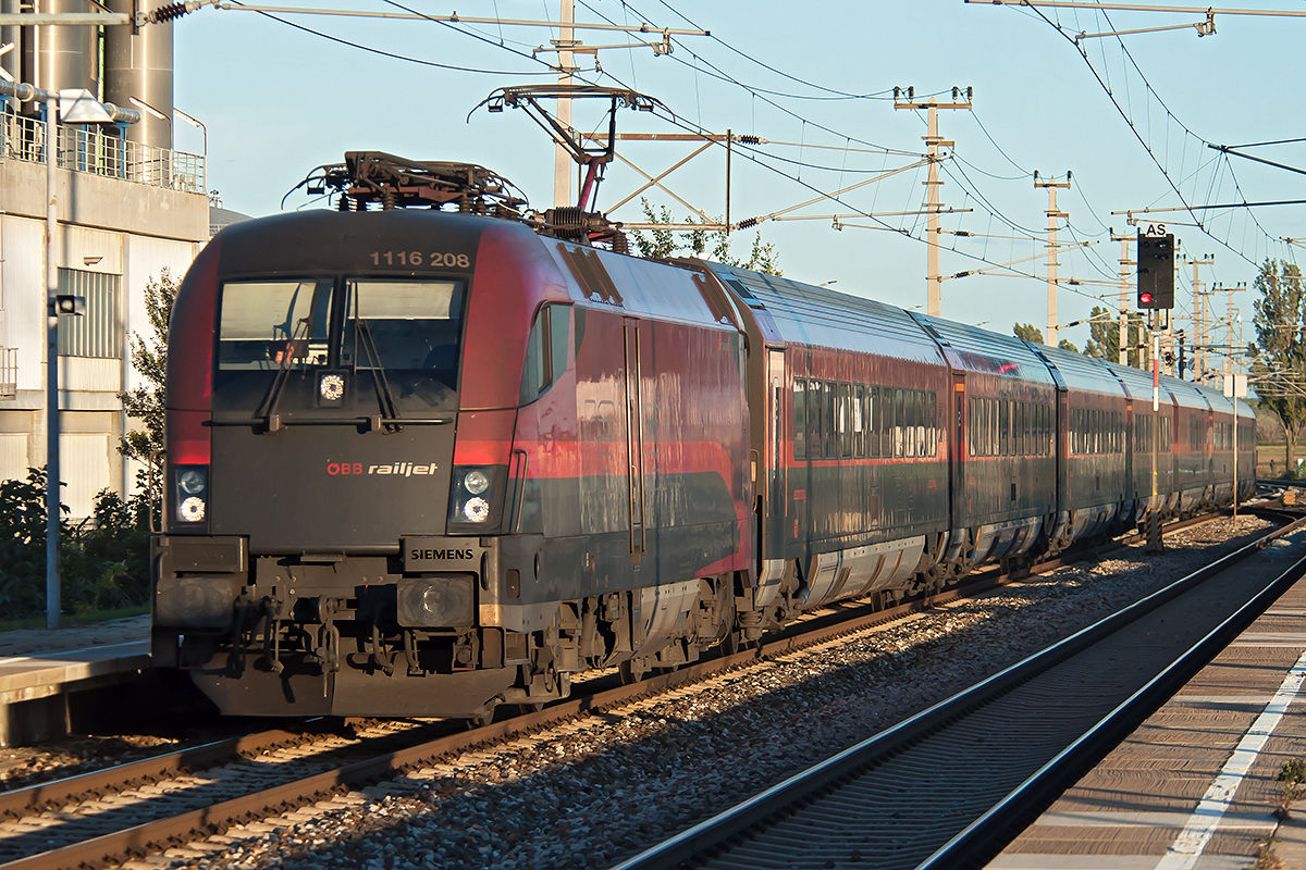 1116 208 ist mit dem railjet 868 von Wien Flughafen nach Innsbruck unterwegs. Die Aufnahme entstand am 05.10.2017 in Mannswörth.