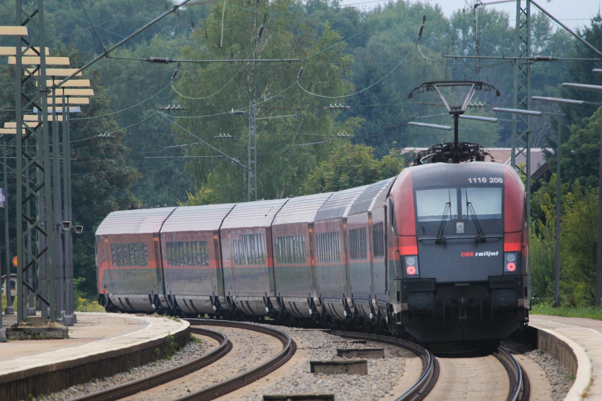 1116 208 schiebt einen Railjet in Richtung Salzburg, aufgenommen am 27. August 2013 in Bernau am Chiemsee.