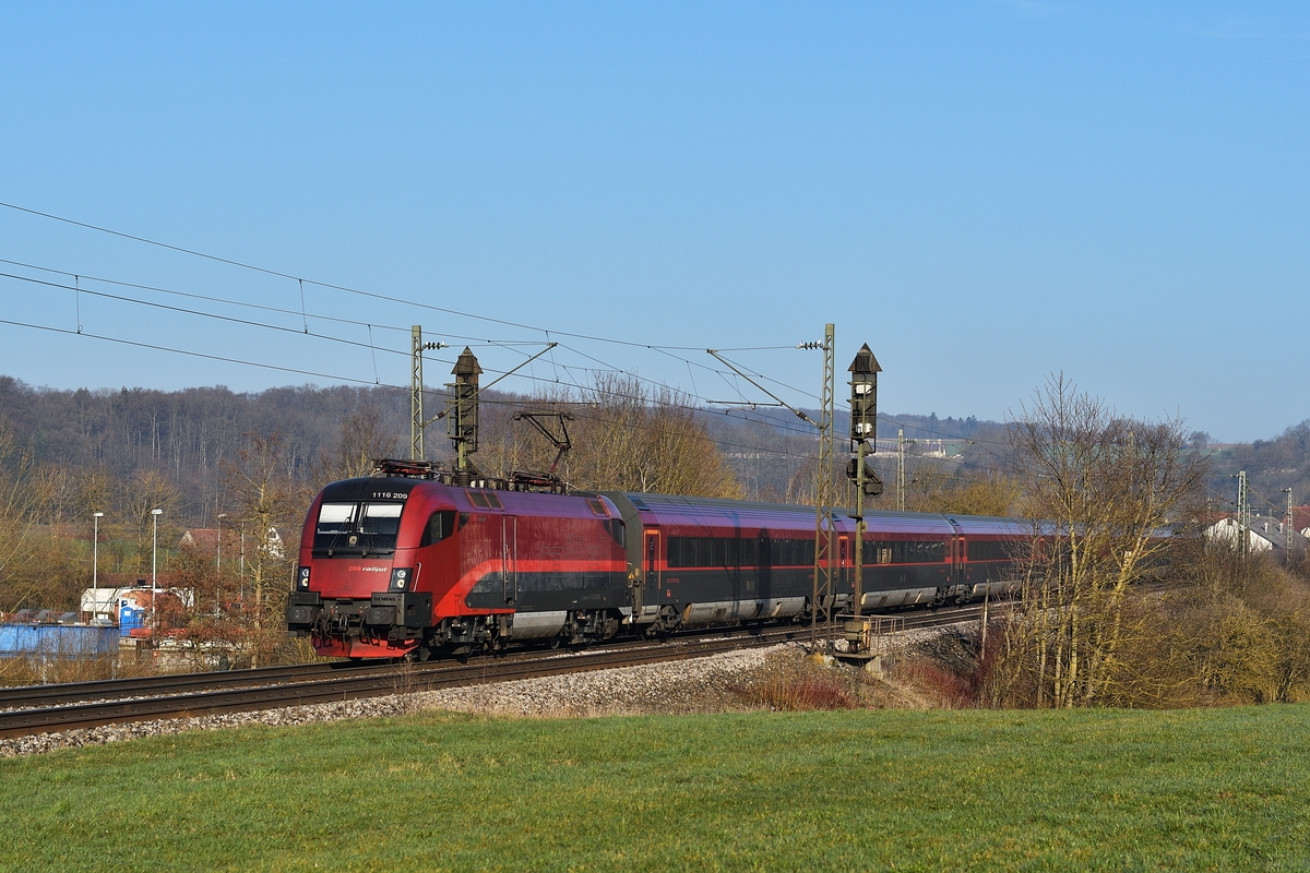 1116 209 bespannte am 30. März 2019 RJX 63 nach Budapest-Keleti. Aufgenommen bei Halzhausen.