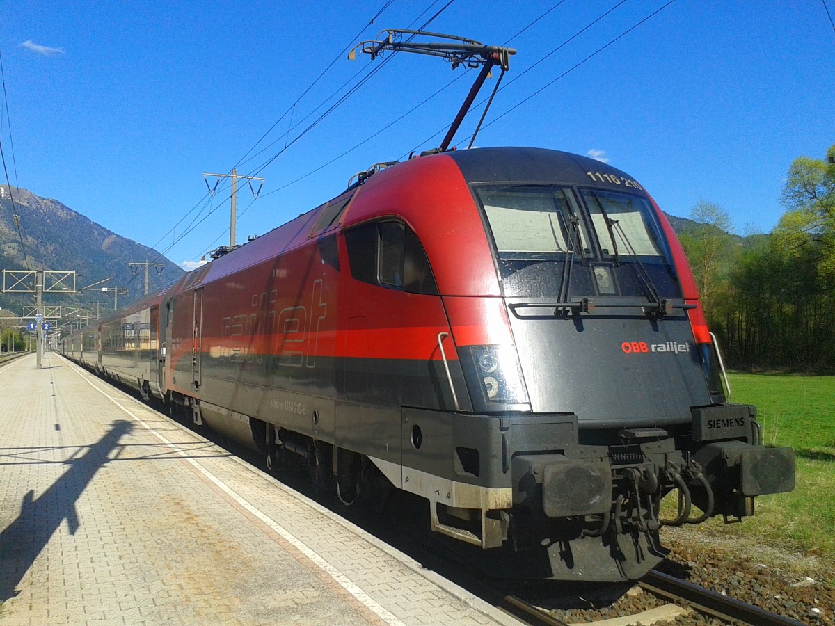 1116 210-5  Spirit of Budapest  am Zugschluss des railjet 632 (Lienz - Wien Hbf) beim Halt in Greifenburg-Weißensee. (22.4.2015)