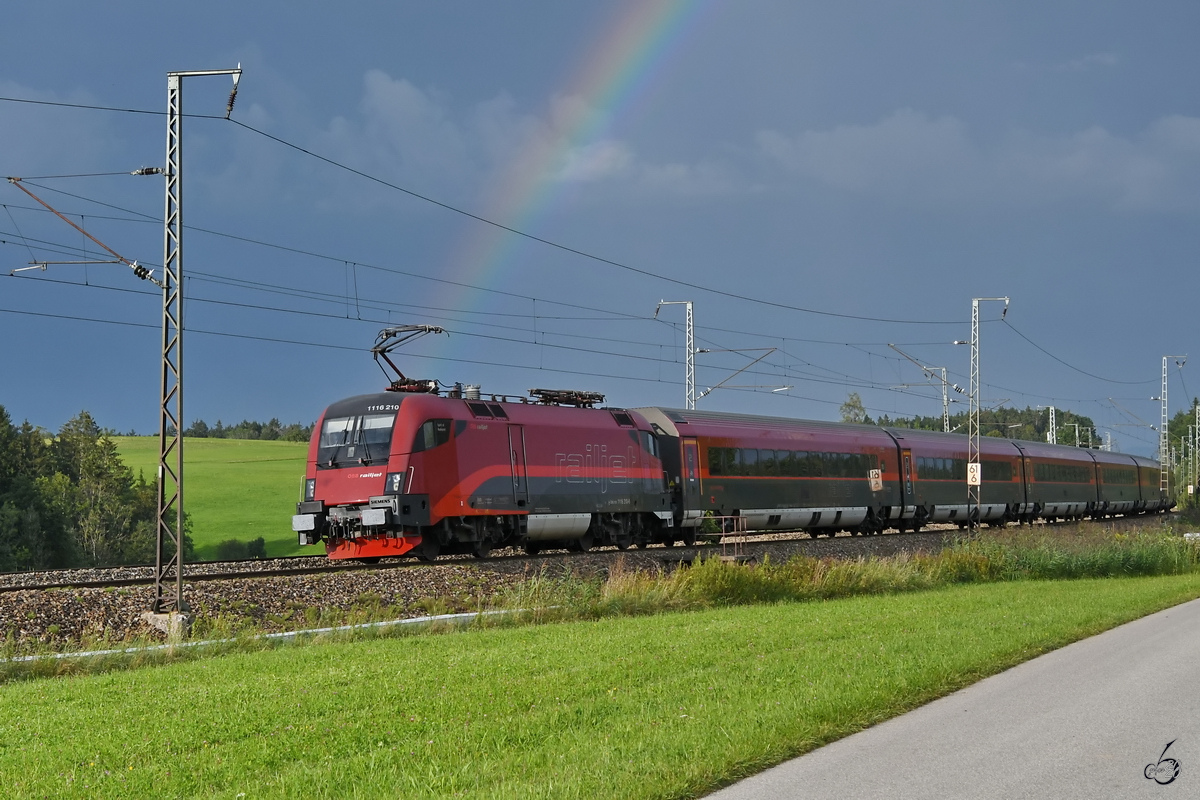 1116 210 ist Mitte August 2020 mit einem Railjet bei Fuchsreut zu sehen.