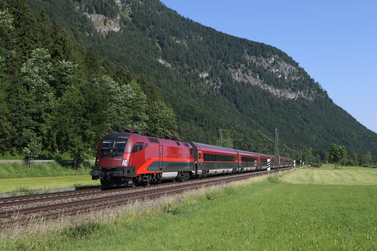 1116 211 mit einem  Railjet  am 14. Juni 2023 bei Niederaudorf im Inntal.