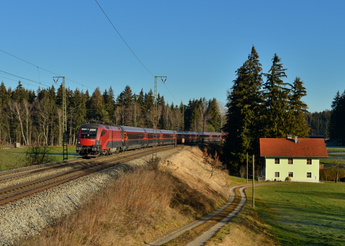 1116 211 mit einen Railjet am 24.12.2015 bei Ufering. 