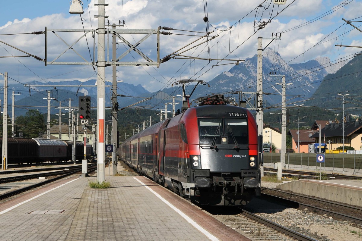 1116 211 mit eine Railjetzug in die Richtung Innsbruck auf Wrgl Hauptbahnhof am 31-7-2013.