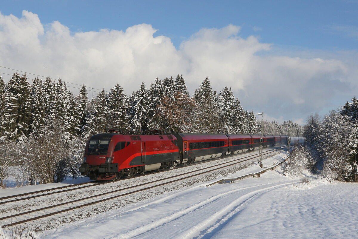 1116 212 auf dem Weg nach München am 12. Dezember 2022 bei Grabenstätt im Chiemgau.