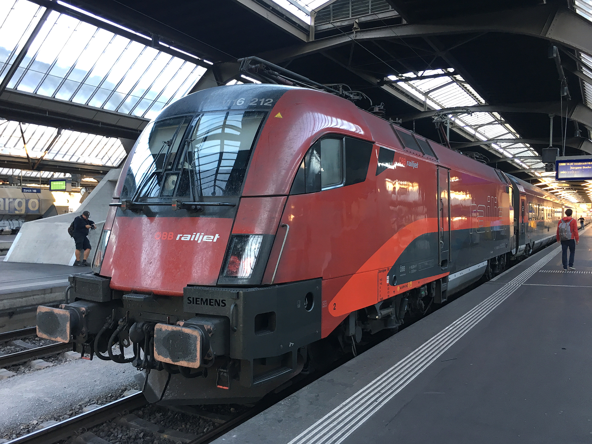 1116 212 mit RailJet RJ 369 nach Innsbruck Hbf. Aufgenommen in Zürich HB am Abend des 27.09.2018