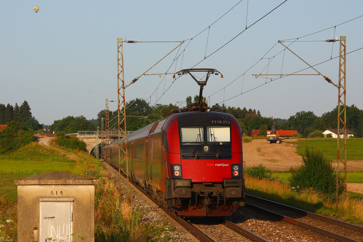 1116 212 schiebt bei Endorf einen RailJet nach Wien (Falschfahrt wg. Bauarbeiten) - 28/07/2013