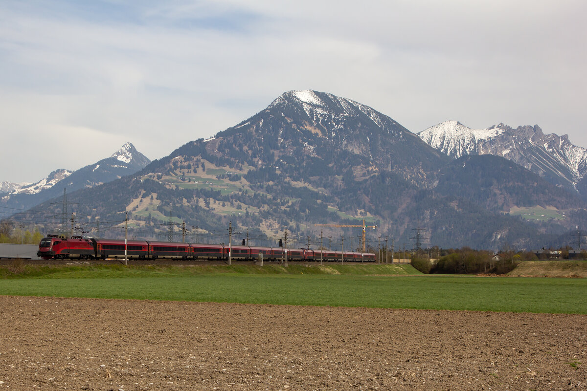 1116 213 mit 232 am Railjet bei Schlins. 13.4.22