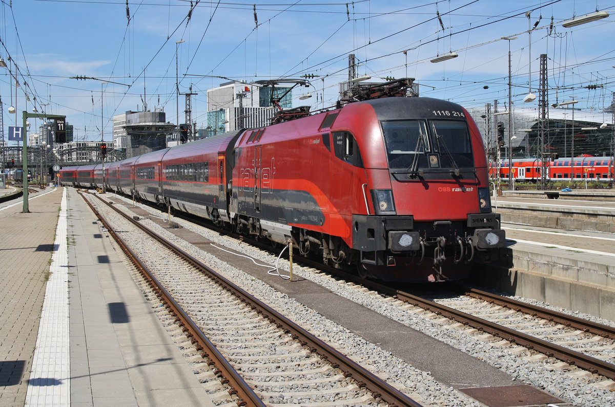 1116 214-8 erreicht am 14.8.2017 mit dem RJ262 von Flughafen Wien den Münchener Hauptbahnhof.