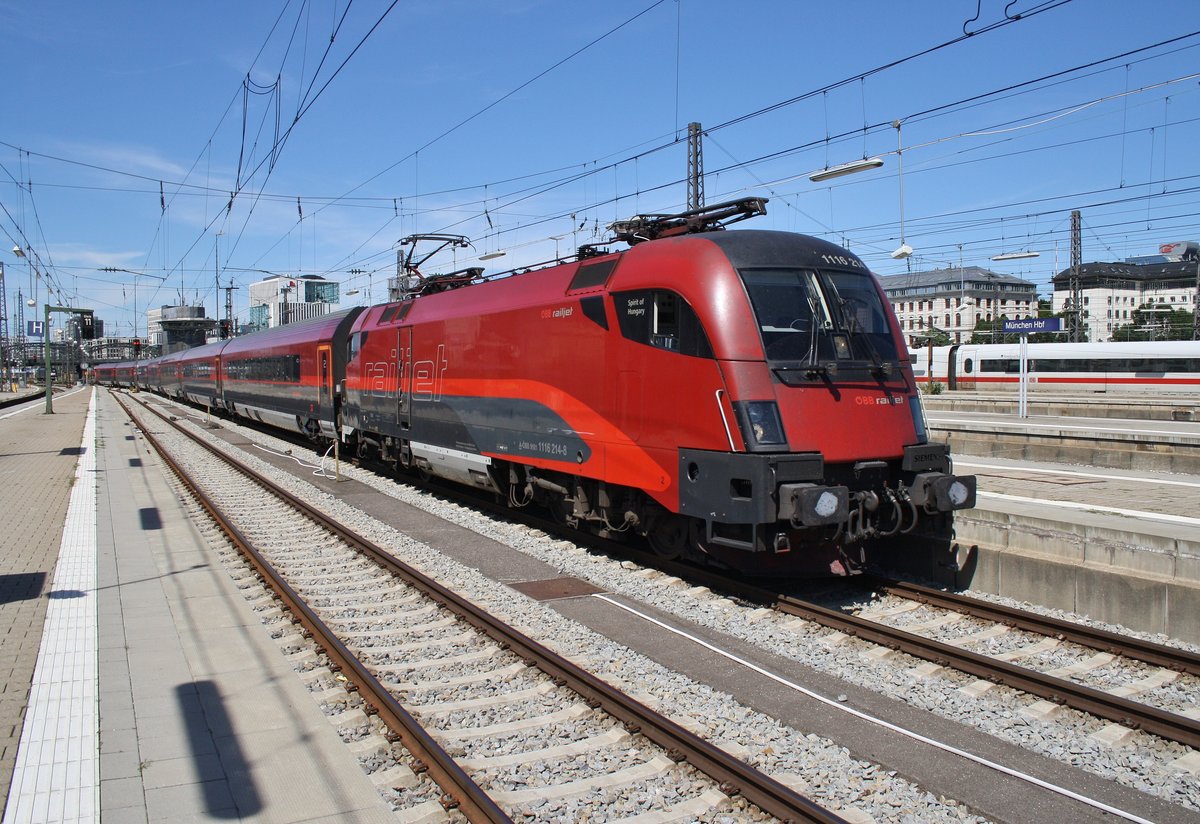 1116 214-8 erreicht am 14.8.2017 mit dem RJ262 von Flughafen Wien den Münchener Hauptbahnhof.