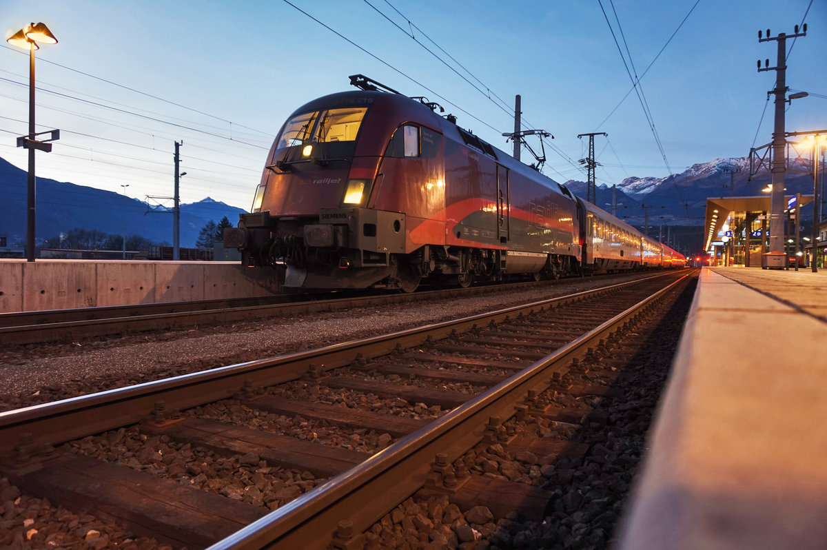 1116 215-5  Spirit of Salzburg  hält mit einer Ersatzgarnitur für den railjet 632 (Lienz - Wien Hbf) in Spittal-Millstättersee.
Aufgenommen am 17.12.2016.