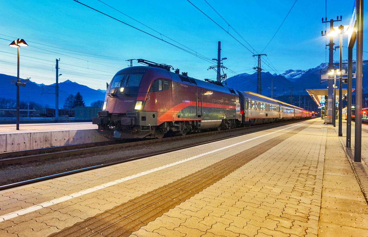1116 215-5  Spirit of Salzburg  hält mit einer Ersatzgarnitur für den railjet 632 (Lienz - Wien Hbf) in Spittal-Millstättersee.
Aufgenommen am 17.12.2016.