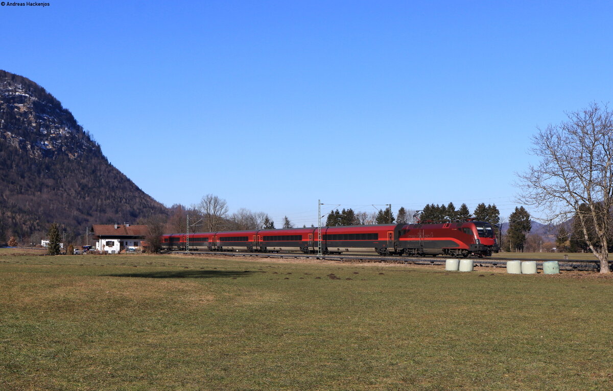 1116 215 mit dem RJX 162 (Budapest-Keleti – Zürich HB) bei Oberaudorf 12.2.22