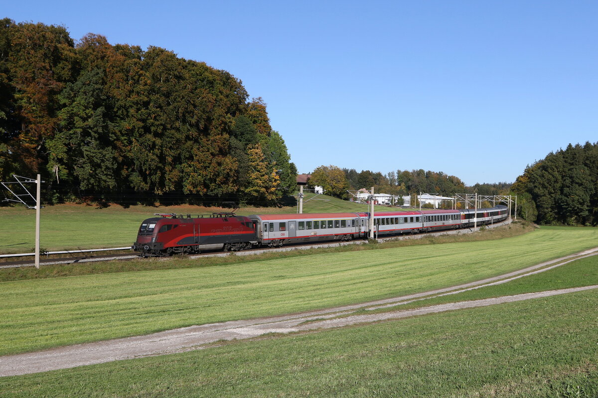 1116 216 mit dem  TRANSALPIN  aus Salzburg kommend am 25. Oktober 2023 bei Axdorf im Chiemgau.