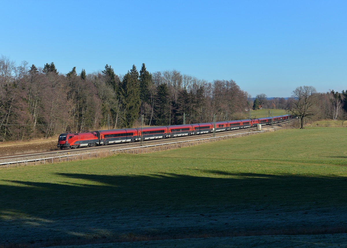 1116 216 mit einem Railjet nach Zürich am 30.12.2013 bei Übersee.