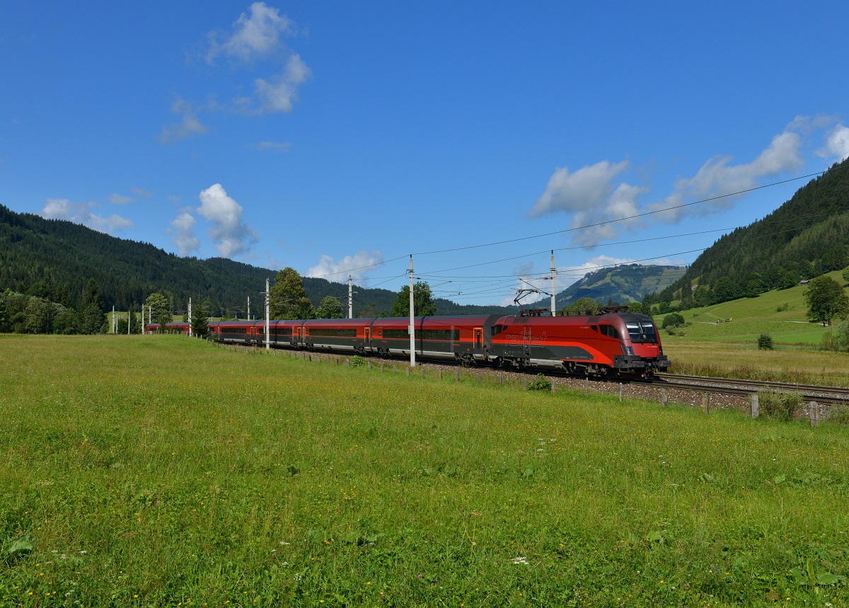 1116 216 mit einem umgeleiteten Railjet nach Wien am 17.08.2014 bei Hochfilzen.