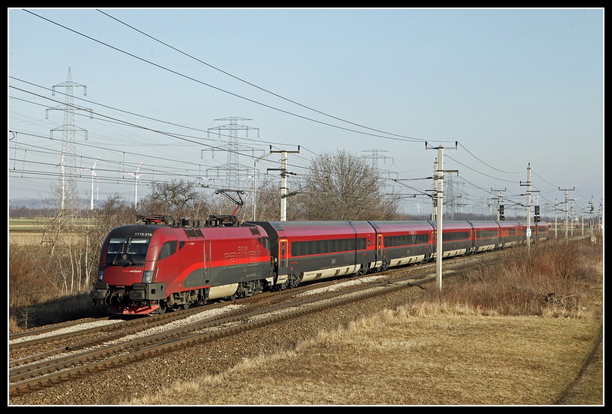 1116 216 mit Railjet bei Götztendorf am 5.02.2019.