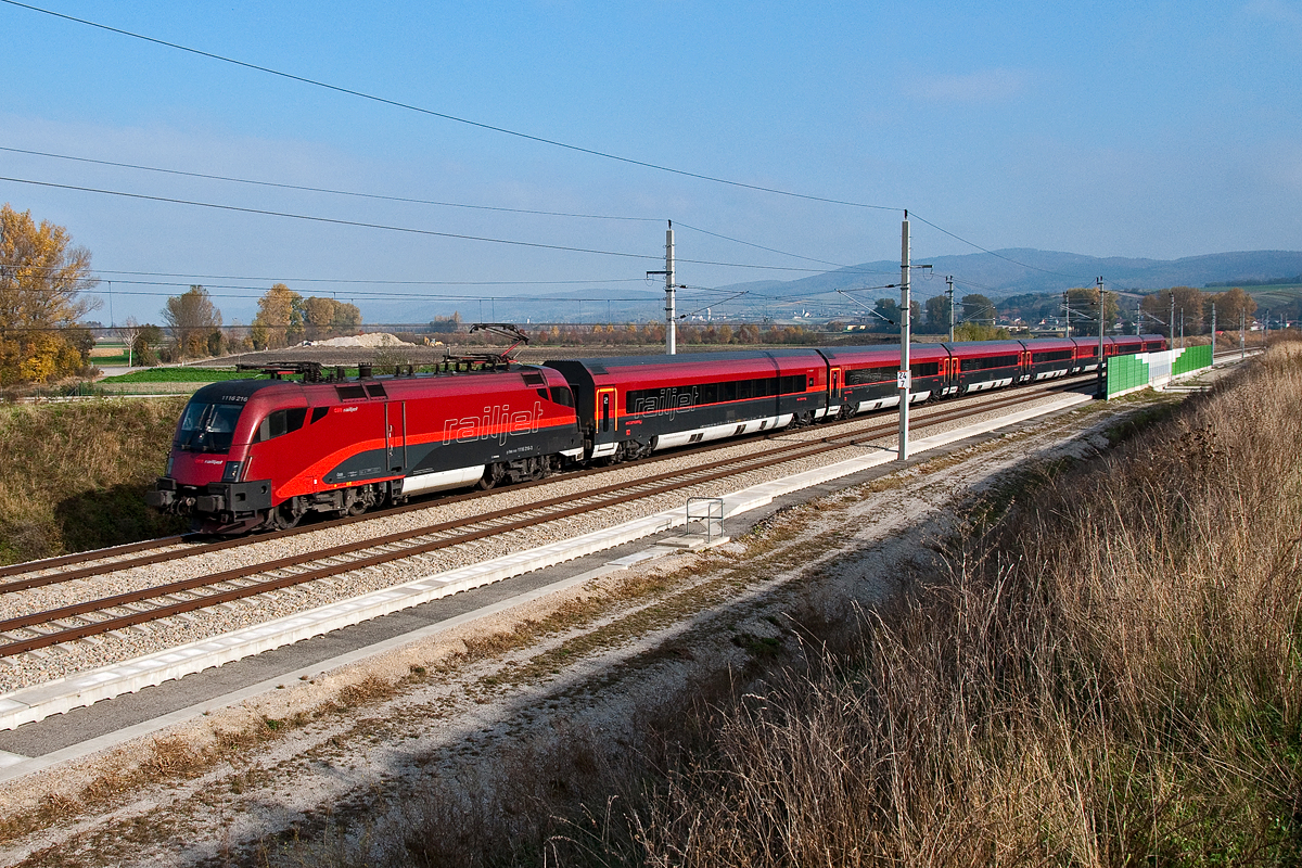 1116 216, unterwegs mit einem railjet in Richtung Westen. Chorherrn, am 23.10.2013.