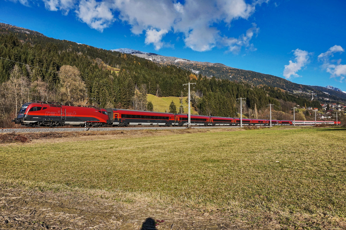 1116 218-9 fährt mit railjet 533 und dem Verstärkungszug D 15533 (Wien Hbf - Lienz), bei Berg im Drautal vorüber.
Aufgenommen am 12.11.2016.