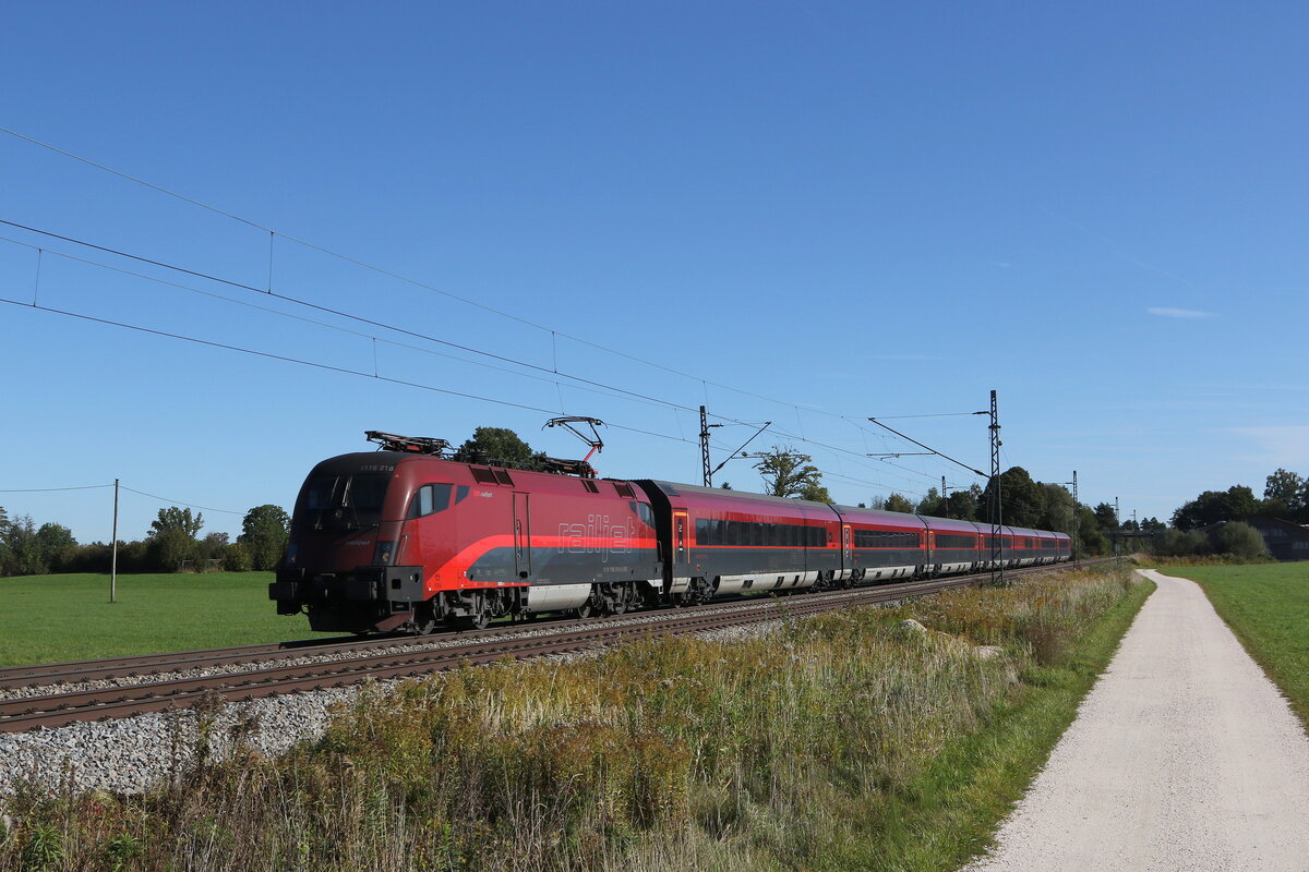 1116 218 auf dem Weg nach München. Aufgenommen am 15. Oktober 2021 bei Übersee am Chiemsee.