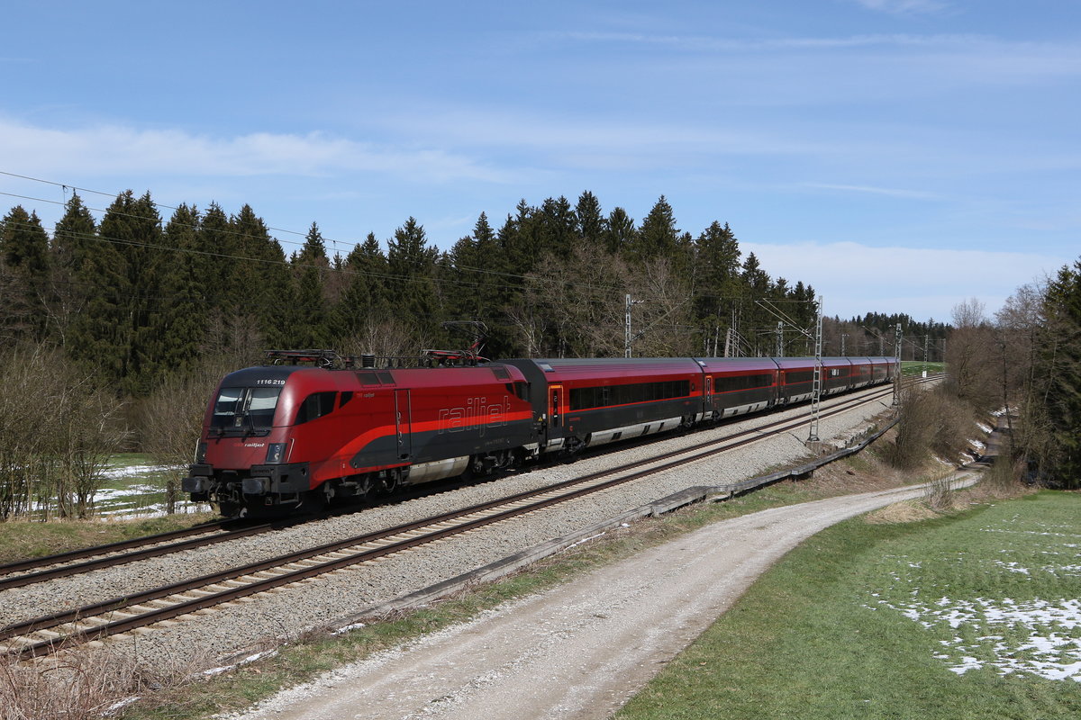 1116 219 aus Salzburg kommend am 9. April 2021 bei Grabenstätt im Chiemgau.