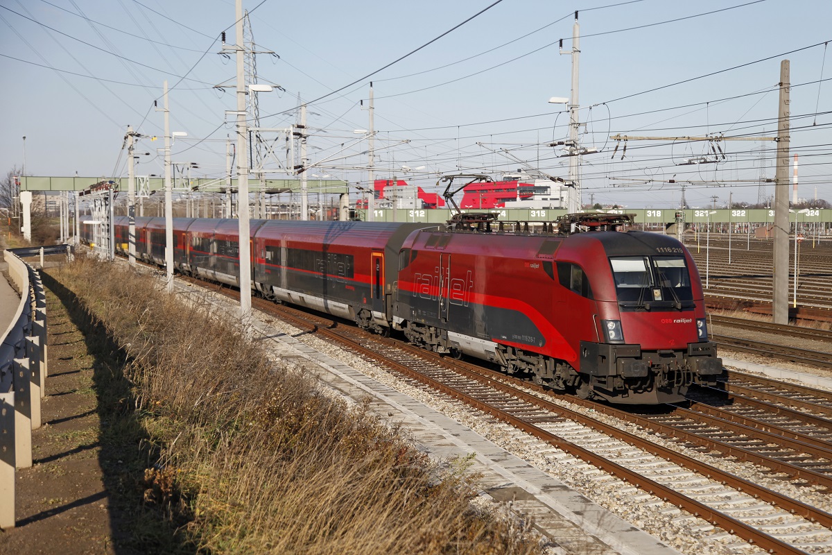 1116 219 mit als Railjet nach Budapest im Bereich von Wien Zentralverschiebebahnhof am 10.12.2015.