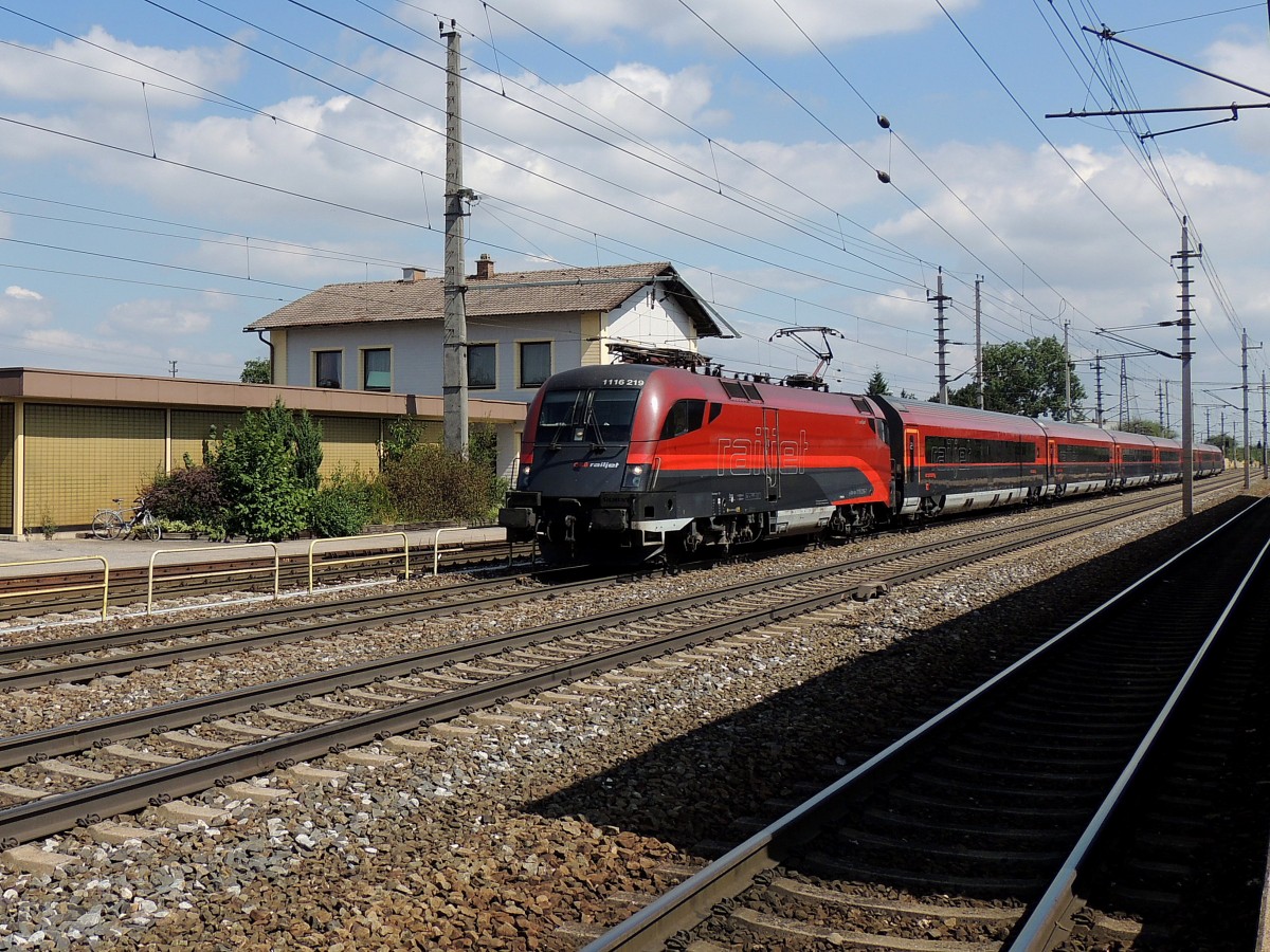 1116 219 rast als RJ60 durch den Bhf. Marchtrenk; 130821 