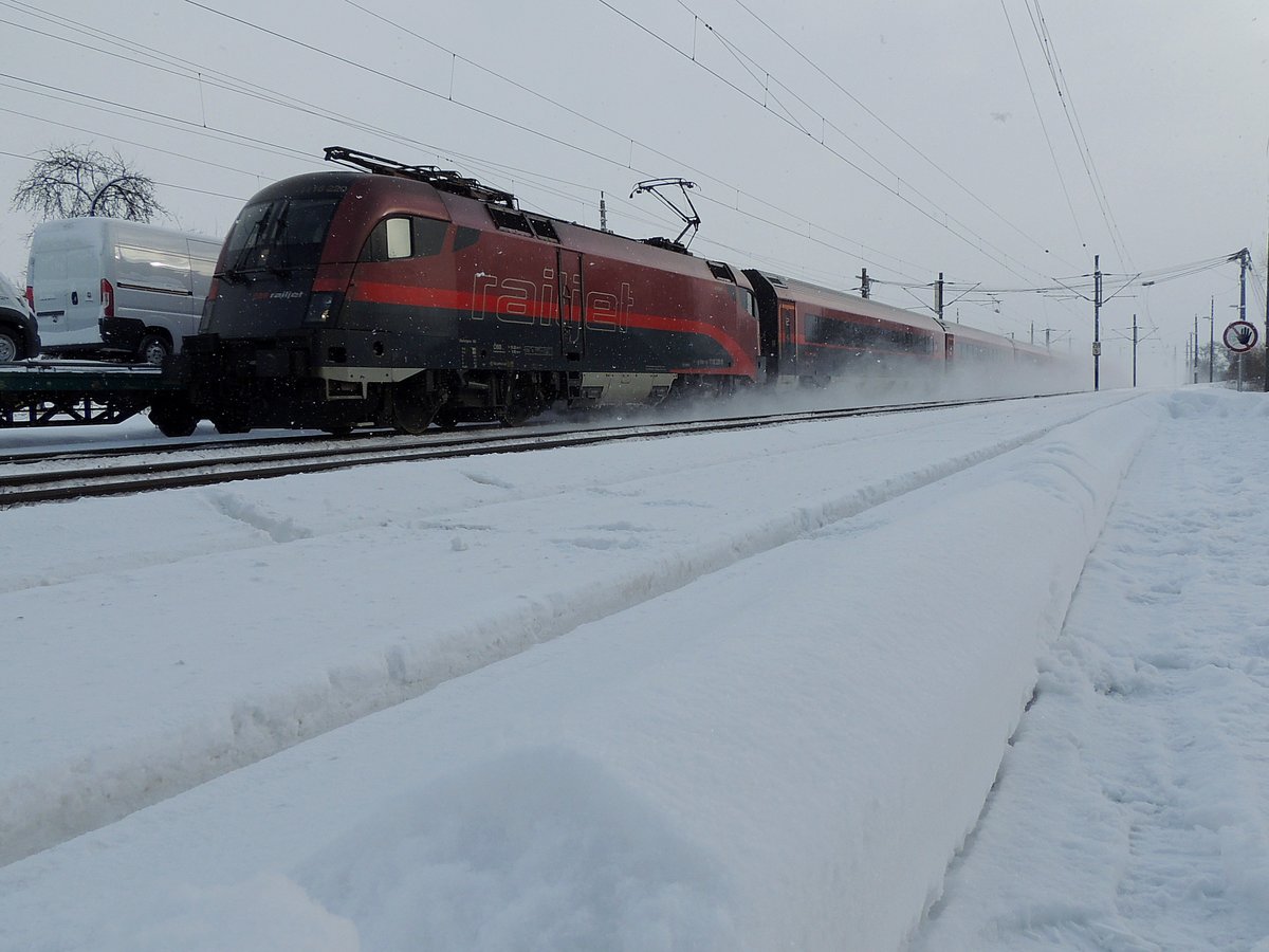 1116 220-5 rast mit RJ262 durch den winterlich verschneiten Bhf. von Redl-Zipf; 170117