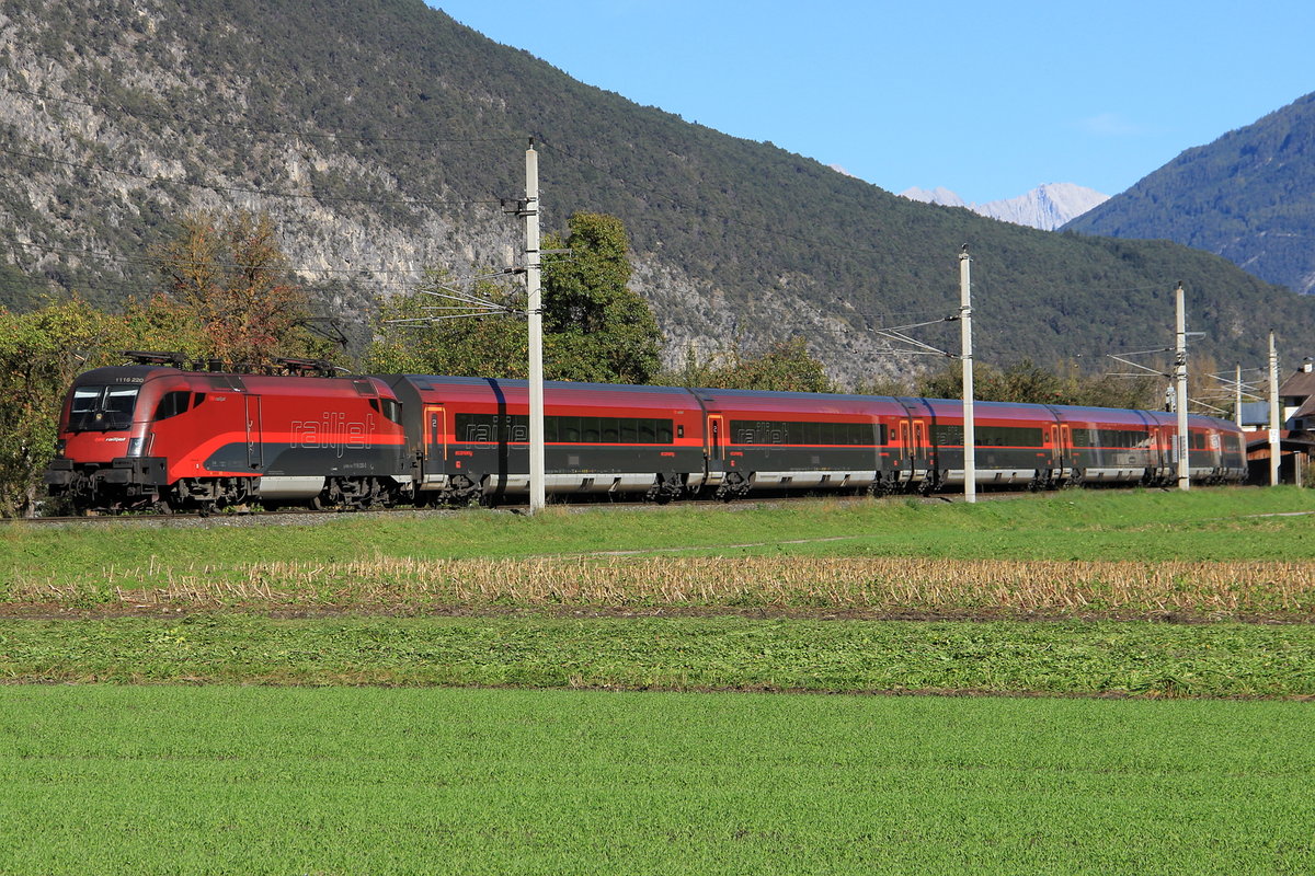 1116 220 bespannte die erste Zuggarnitur des RailJet's 166/566 nach Zürich HB / Bregenz. Aufgenommen kurz vor dem Bahnhof Schönwies am 19.10.2014.