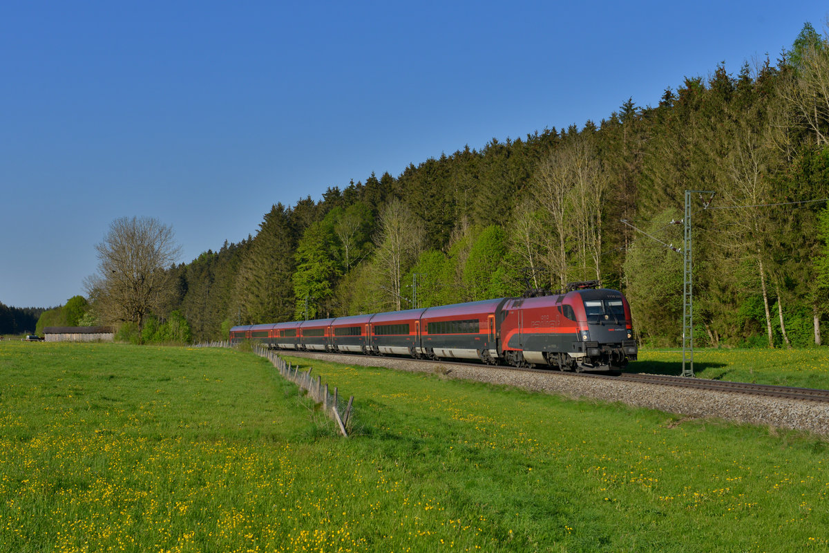1116 220 mit einem umgeleiteten Railjet am 08.05.2016 bei Fellach. 