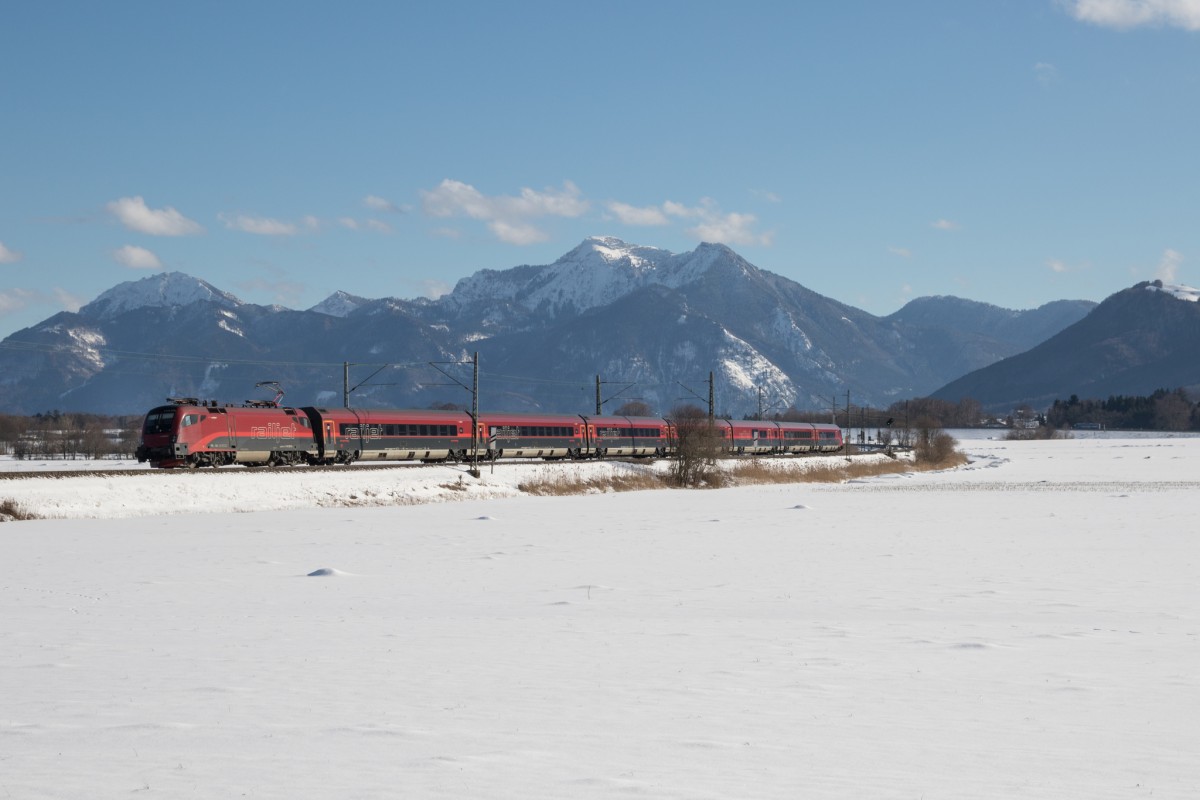 1116 220 passiert am 31. Januar 2015 die Chiemgauer Alpen, aufgenommen bei Weisham.