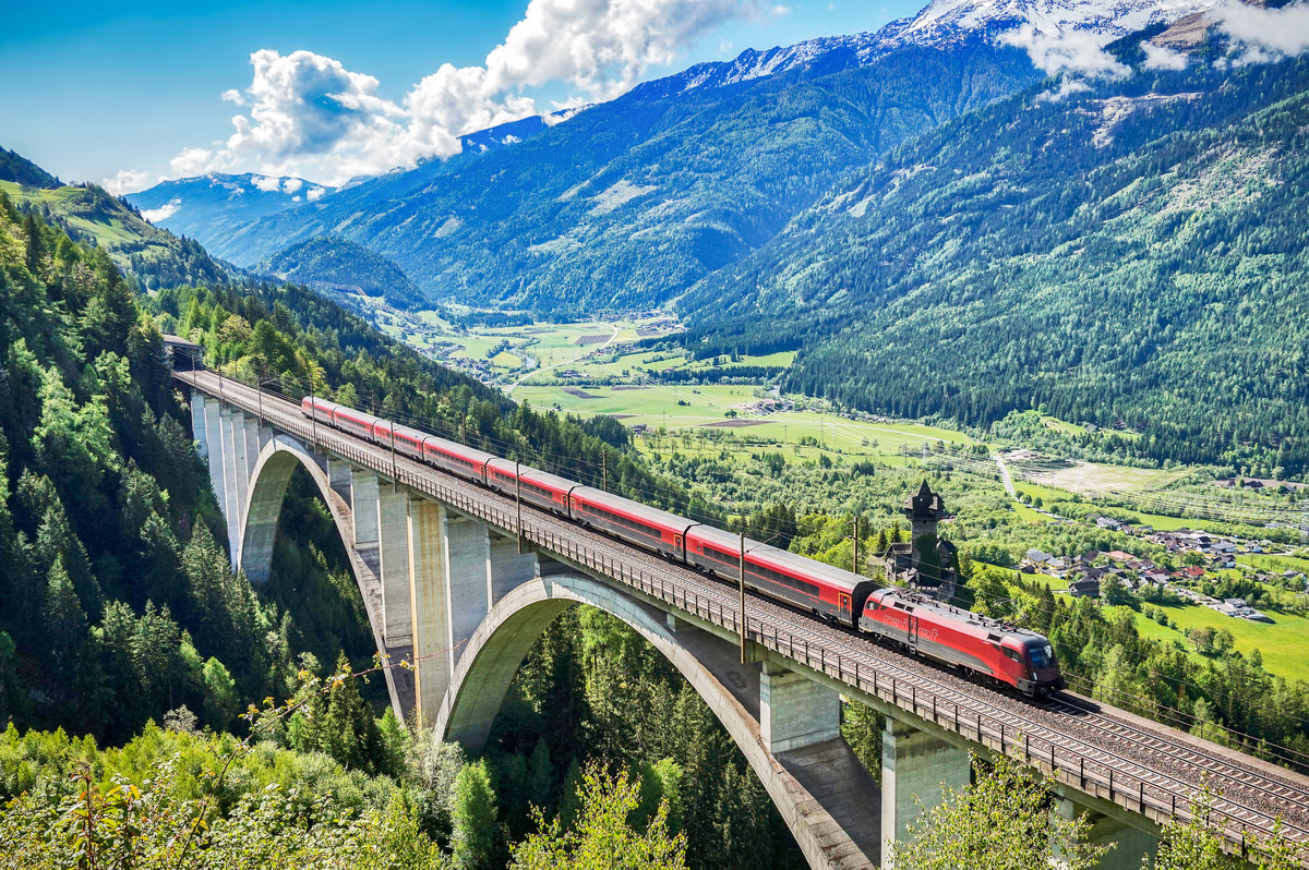 1116 221-1 fährt am Zugschluss des railjet 898 (Linz Hbf - Salzburg Hbf - Klagenfurt Hbf) über die Falkensteinbrücke bei Obervellach.
Aufgenommen am 14.5.2017.