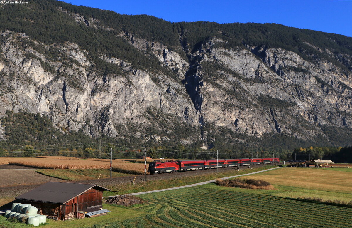 1116 221 mit dem RJX 368 (Wien Hbf-Zürich HB) bei Haiming 16.10.21 