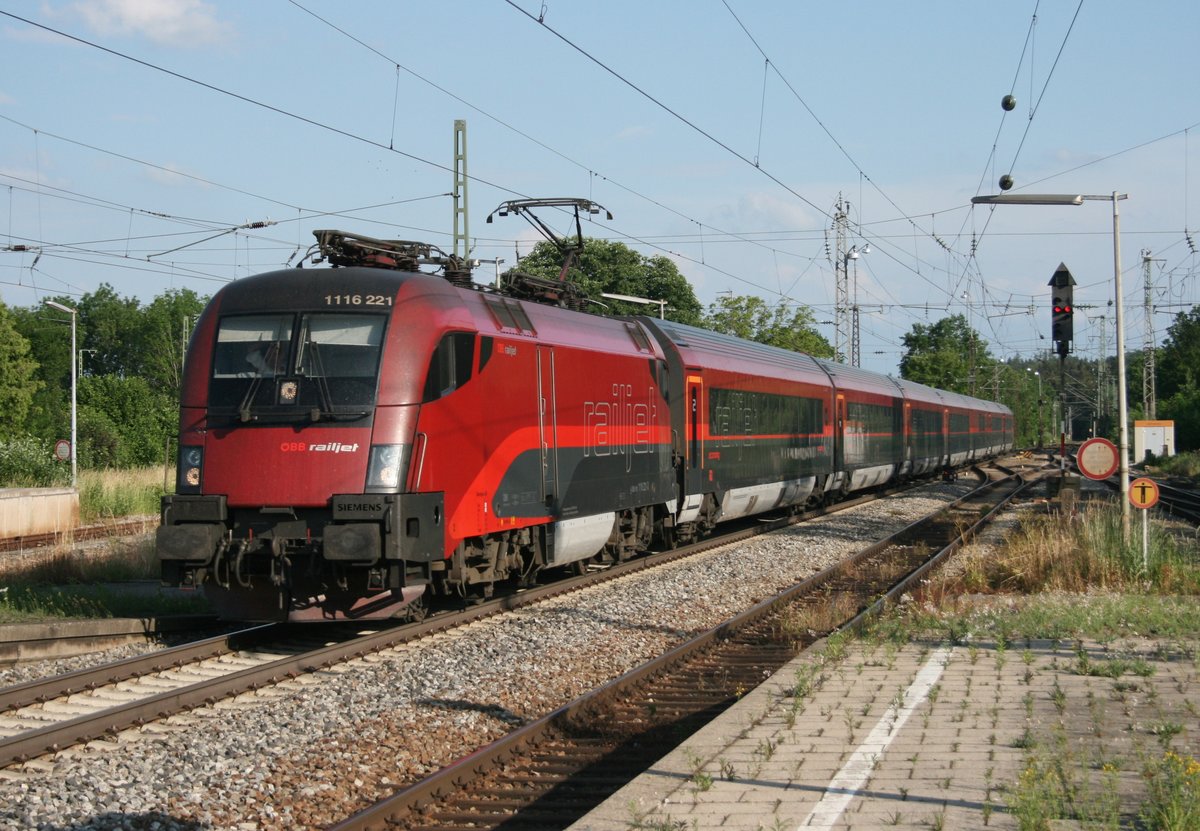 1116 221 mit RJ 64 (Budapest Keleti pu–Mnchen Hbf) am 13.06.2015 in Grafing Bahnhof