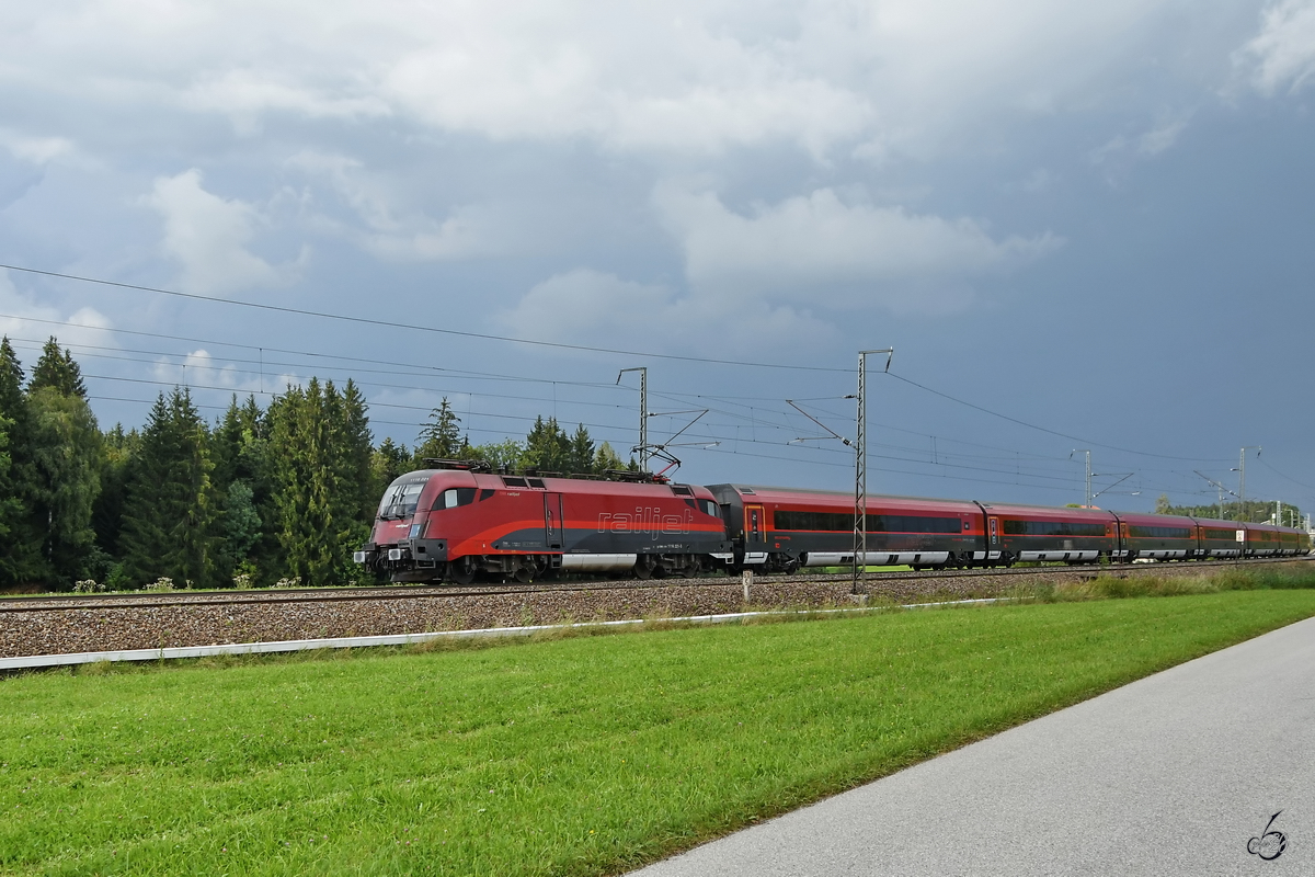 1116 221 ist Mitte August 2020 mit einem Railjet bei Fuchsreut zu sehen.