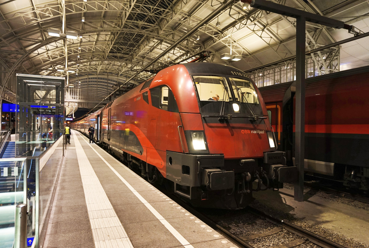 1116 222-1 hält mit dem railjet 64 (Budapest-Keleti - München Hbf) in Salzburg Hbf.
Aufgenommen am 10.12.2016.