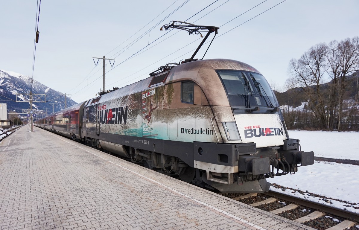 1116 222-1  The Red Bulletin Fashion Train , ohne Stammgarnitur, am 4.3.2016 beim Halt in Greifenburg-Weißensee. Hier zu sehen am Zugschluss vom railjet 632 (Lienz - Wien Hbf).