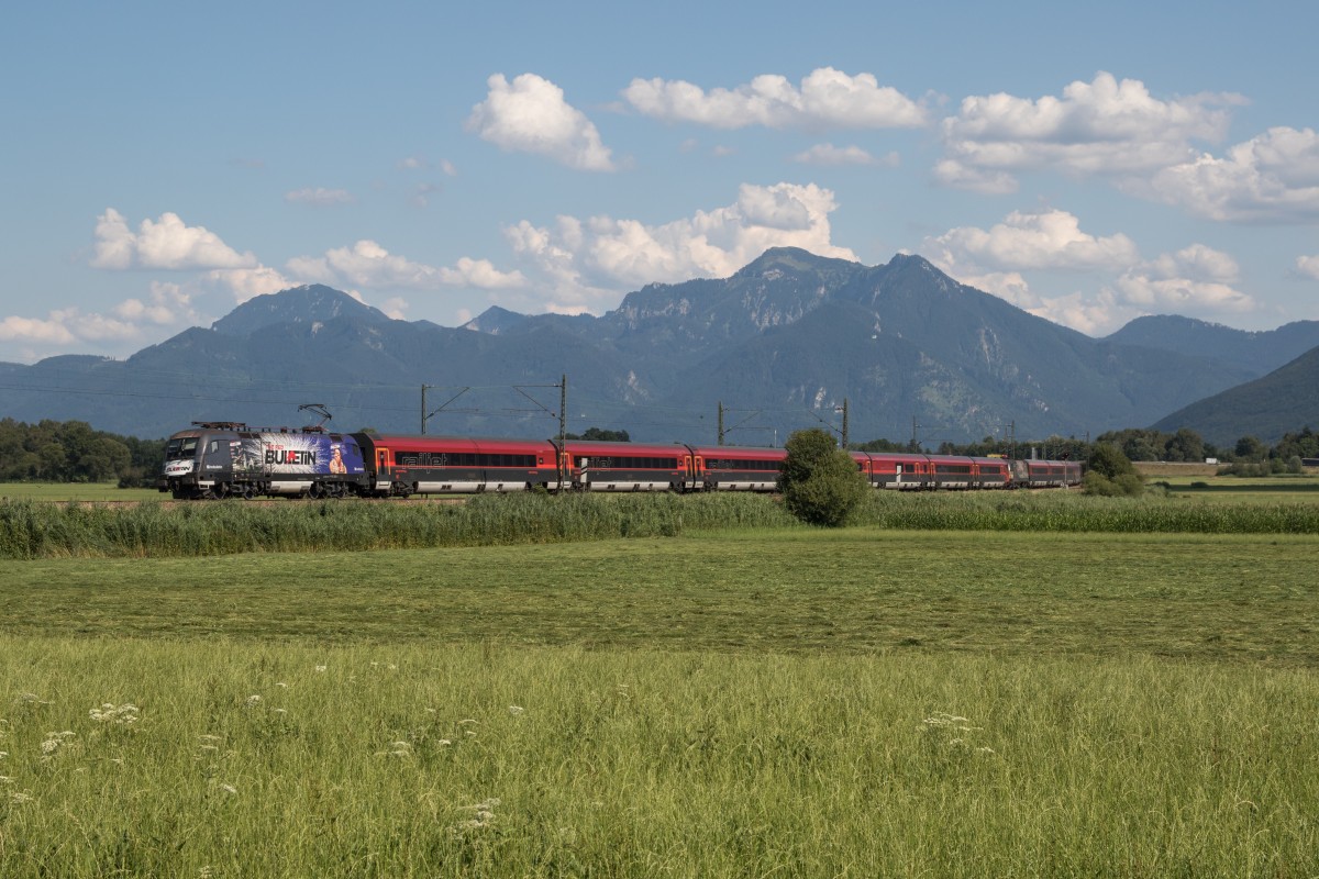 1116 222 und 1116 248 in der Zugmitte befördern am 21. Juli 2015 einen Railjet in Richtung Innsbruck, aufgenommen bei Weisham.