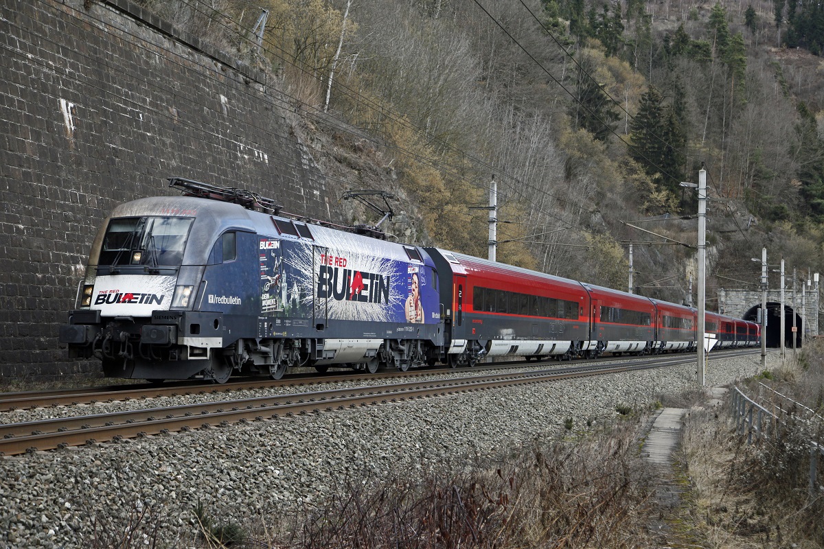 1116 222 mit Railjet 533 bei Galgenbergtunnel bei St.Michael.