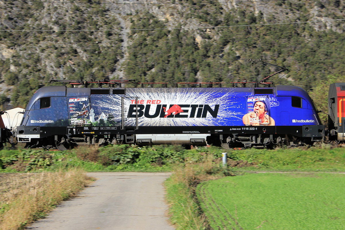 1116 222 im  Red Bulletin  Design bespannte die zweite Zuggarnitur in der Mitte des RailJet's 166/566 nach Zürich HB / Bregenz. Aufgenommen kurz vor dem Bahnhof Schönwies am 19.10.2014.