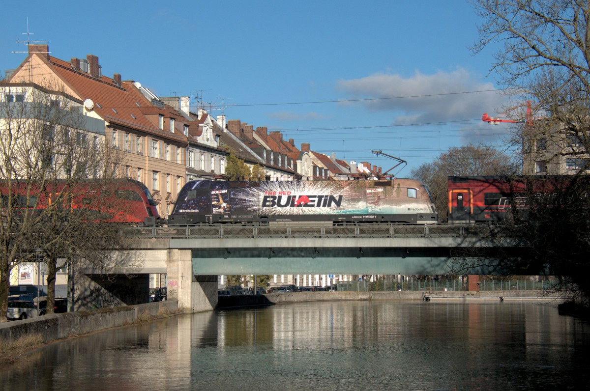1116 222 überquert am 01.12.13 den großen Stadtbach in München