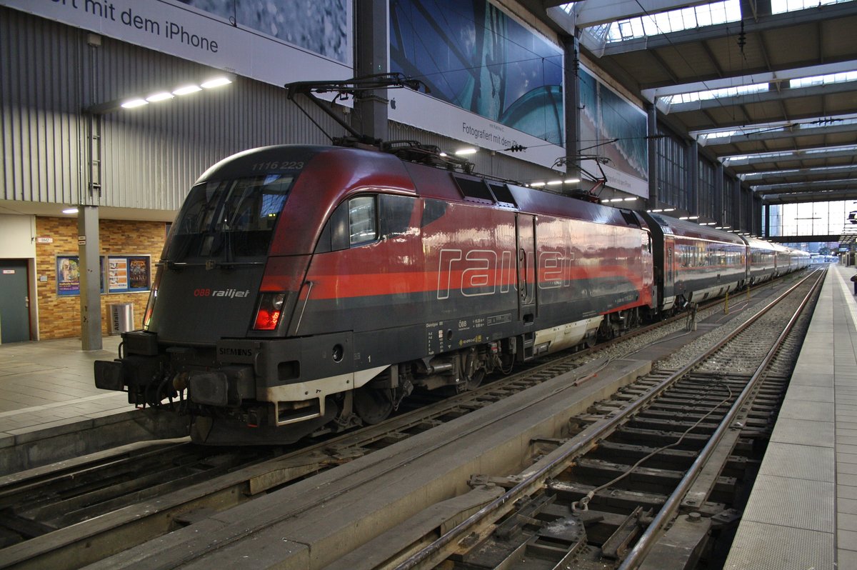 1116 223-9 steht am 13.8.2017 mit dem RJ66 von Budapest-Keleti im Münchener Hauptbahnhof.