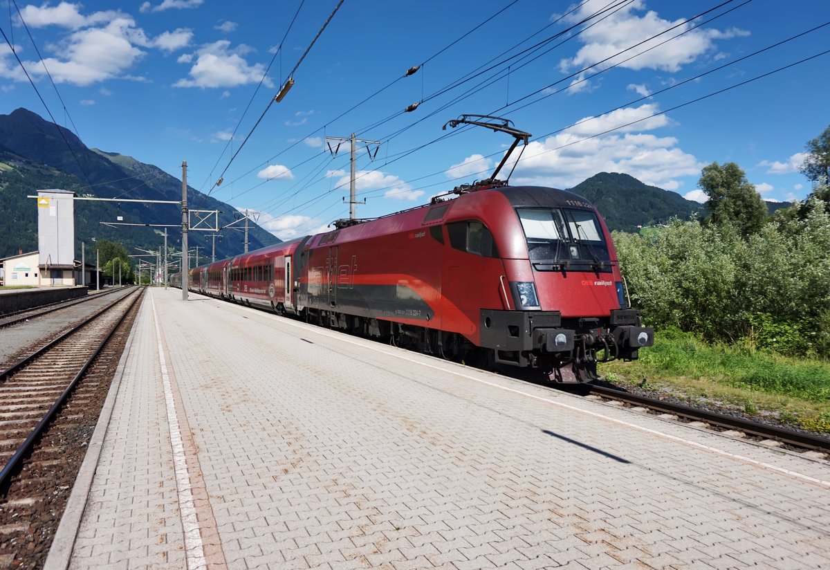 1116 224-7 am Zugschluss vom  ÖFB-railjet , am 28.6.2016 bei der Abfahrt in Greifenburg-Weißensee. Unterwegs war die Garnitur als railjet 632 (Lienz - Wien Hbf).