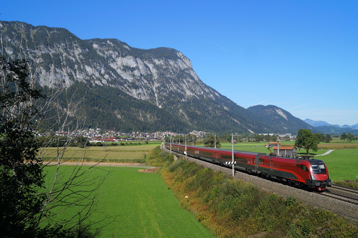 1116 224 mit dem RJX 860  OS3507 VIE-LZS  (Flughafen Wien - Bregenz) bei Langkampfen, 29.09.2019.