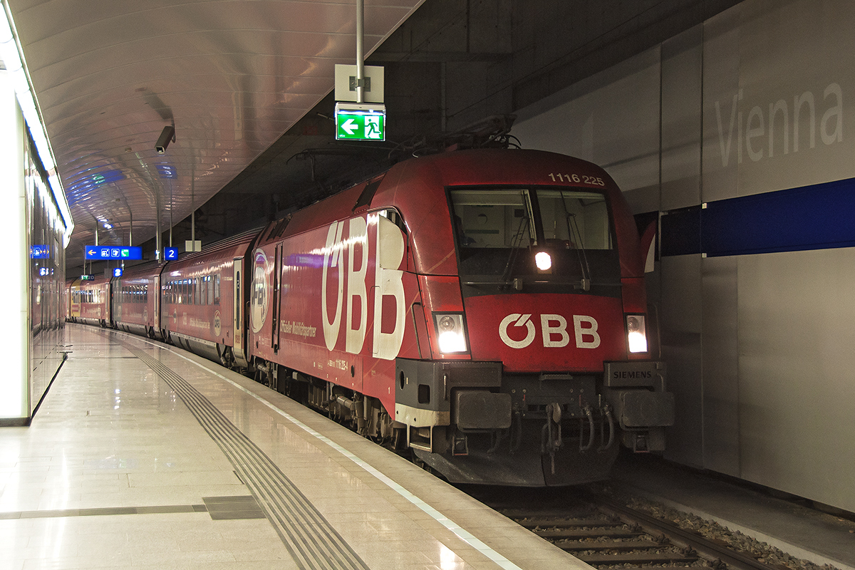 1116 225 + RJ Garnitur 25  ÖFB , im Bahnhof Wien Flughafen, kurz vor der Abfahrt als Railjet 840 nach Salzburg. Das Foto entstand am 18.07.2017.